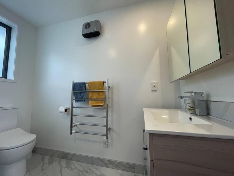 Parkside Retreat - 3 Beds -Sleeps 6 Near Westfield Villa Christchurch Exteriör bild